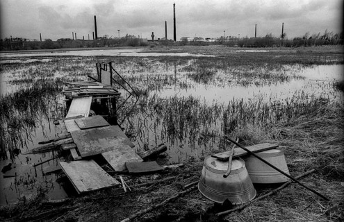 Germany, Hennigsdorf, 14.04.1992, View across the lake to the Hennigsdorf steelworks, temporary