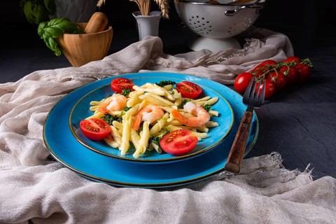 Strozzapreti pasta with spinach and prawns