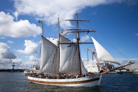 Sailing ship