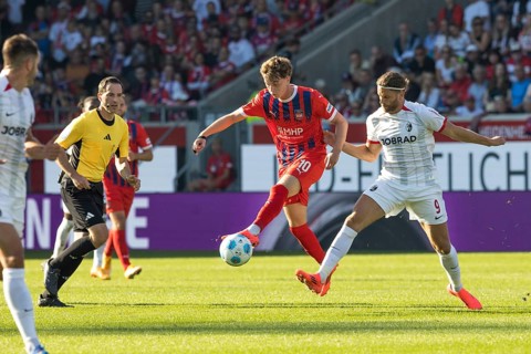 Football match, Paul WANNER 1.FC Heidenheim left in the air on the ball is disturbed by Lucas HÖLER