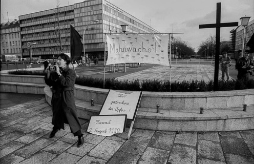 Germany, Berlin, 10 January 1991, vigil against the Gulf War, at the Brandenburg Tor, Europe