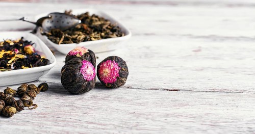 Few flavours of dry brewing loose leaf tea on wooden table