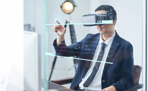 Asiatische Geschäftsmann mit virtueller Realität goggle und zeigt Geschäftswachstum Chart in einem