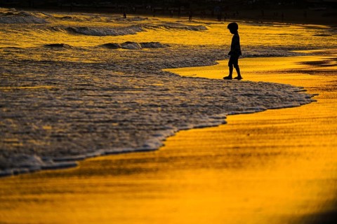Children playing in the twilight of the beach. Shooting Location: Kamakura, Kanagawa Prefecture