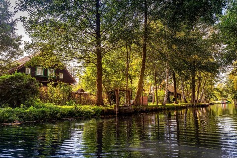 Main Spree, dwelling house with fish box, village exit downstream towards Lübbenau, river Spree,