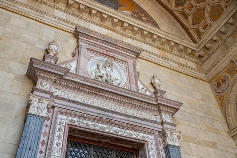 A picture of the outside entrance to the St. Stephen's Basilica