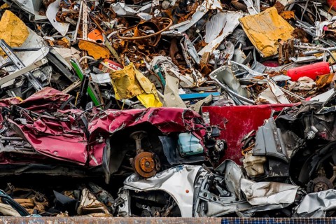 Alte Autos wurden in einer Müllpresse verschrottet. Alteisen und Abwrackprämie für Autowracks,