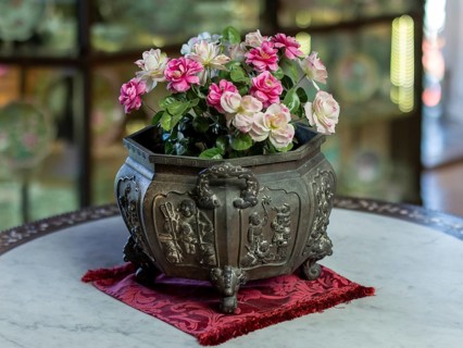 Flower arrangement, Pinang Peranakan Mansion Museum, George Town, Penang, Malaysia, Southeast Asia,