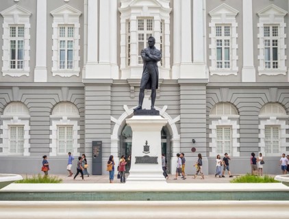 Bronze statue of Stamford Raffles by Thomas Woolner in front of the Victoria Theatre and Concert