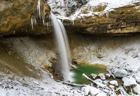 The beautifully icy Scheidegger waterfalls with a hike in the area