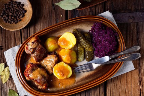 Rustic snirtje roast with red cabbage and cucumber