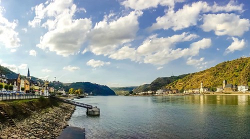 Blick auf den schönen Rhein an einem Sommertag in St. Goar