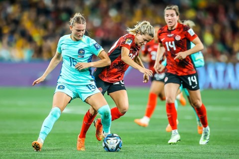MELBOURNE, AUSTRALIA, JULY 31: Clare HUNT of Australia and Cloe LACASSE of Canada tackle as