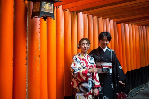 24.12.2017, Kyoto, Japan, Asia, Two young Japanese women stand in one of the torii pathways leading