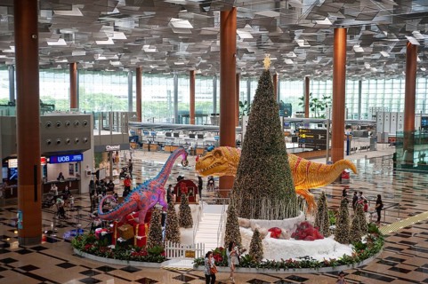 08.12.2020, Singapore, Republic of Singapore, Asia, dinosaurs, a sleigh and a Christmas tree serve