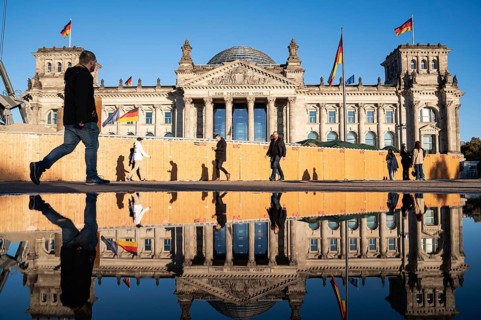 21.10.2023, Berlin, Germany, Europe, People walk past the Reichstag in Berlin's Mitte district on a