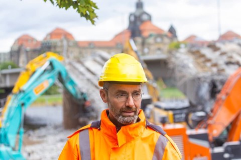 Following the collapse of parts of the Carola Bridge, demolition work began on the Old Town side.