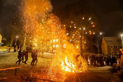 Christmas tree burning on the Kleinnauendorf fairground. The local history association G-Haus