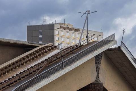 A section of the Carola Bridge has collapsed. Over a length of around 100 metres, the section on