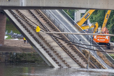 A section of the Carola Bridge has collapsed. Over a length of around 100 metres, the section on
