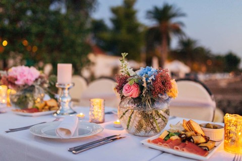 Flower compositions on the wedding table in rustic style. Wedding decorations with their own hands.
