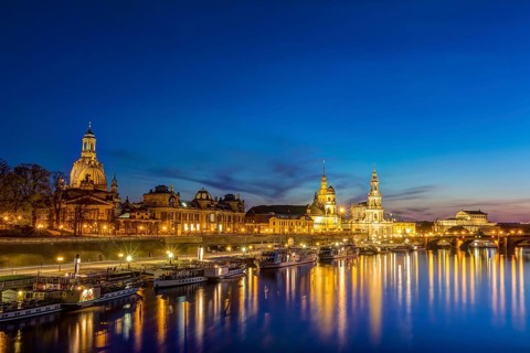 Historische Altstadt zu Dresden während der blauen Stunde