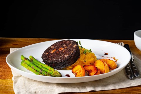 Black pudding with green asparagus and roasted apple