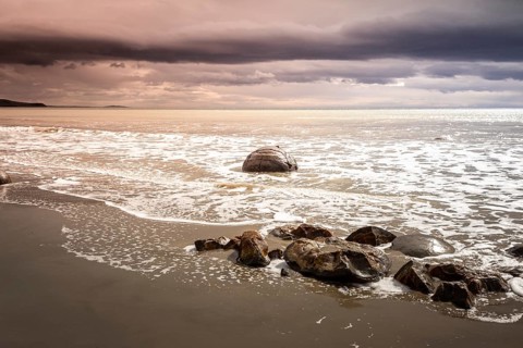 An image of the boulders at the beach of Moeraki New Zealand