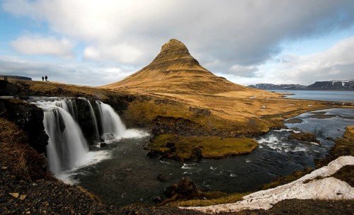 Kirkjufellsfoss waterfalls with the Kirkjufell mountain, at Grundarfjordur, on the Snaefellsnes