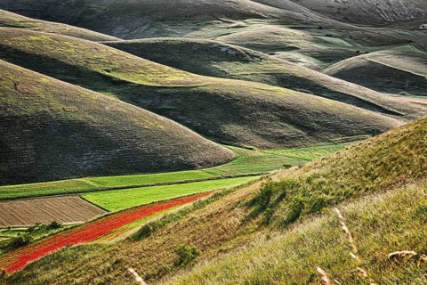 The sun, when it rises behind Mount Vettore, creates a light-shadow effect in the hills below