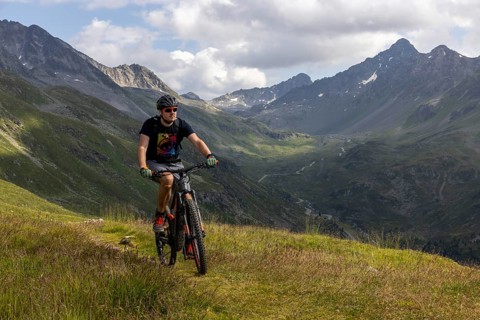 Mountain biker on an alpine bike trail, behind Flüela Pass, Pischa, Graubünden, Schwezi