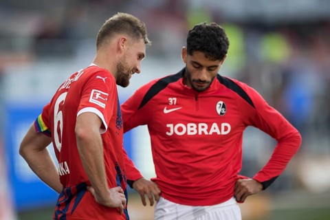 Football match, Eren DINKCI SC Freiburg right, talking to former colleague and captain Patrick