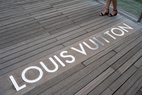12.04.2019, Singapore, Republic of Singapore, Asia, A wooden walkway leads to the luxury Louis