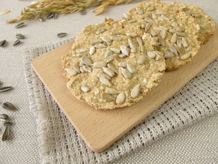 Round oat crispbread with sunflower seeds