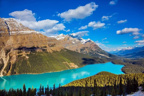 Turquoise water and the shape of lake in form of a wolf's head are popular with tourists.