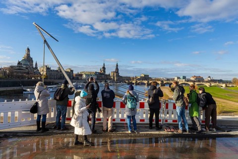 Partial collapse of the Carola Bridge. Over a length of around 100 metres, the section on which the