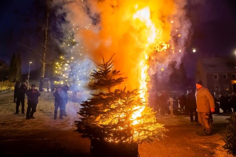 Christmas tree burning on the Kleinnauendorf fairground. The local history association G-Haus