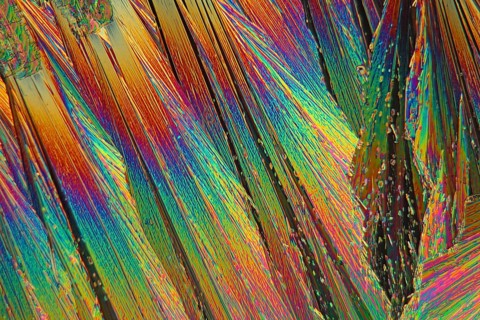 Lanthanum nitrate crystals under the microscope (100x magnification) and in polarised light