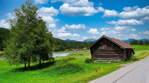 Barn on the panorama trail from Krün to Mittenwald with Schmalensee lake
