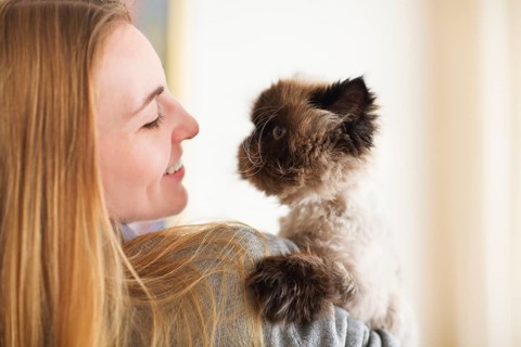 Blond woman with her Persian Cat Extreme with hairdress