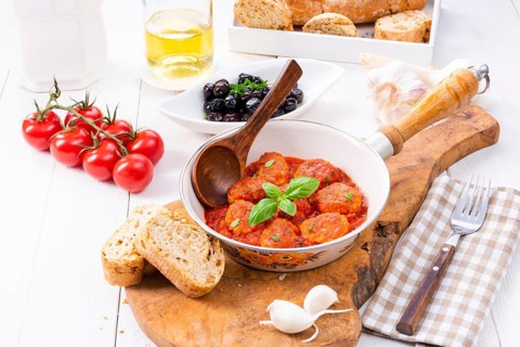 Gebackene Minibällchen in Tomatensauce mit Basilikum