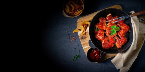 Savoury chicken wings in honey with potato wedges