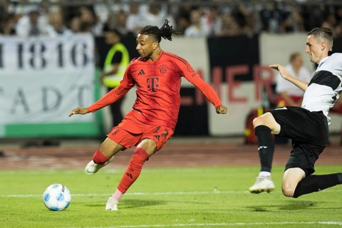 Football match, Michael Akpovie OLISE FC Bayern Munich left, crossing the ball, Niklas KOLBE SSV