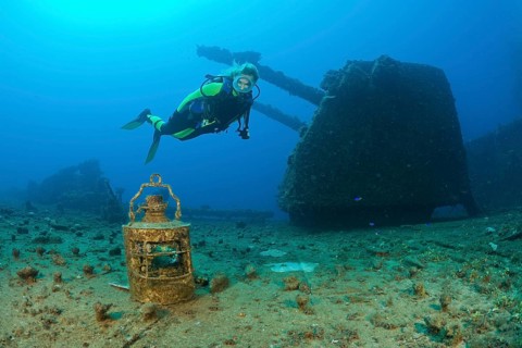 Diver finds lamp in front of 8-inch twin gun on USS Saratoga, Marshall Islands, Bikini Atoll,
