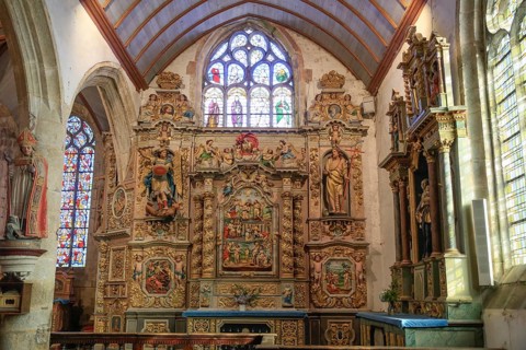 Baroque-style altar in the side aisle, enclosed parish Enclos paroissial, Eglise Notre-Dame de