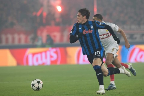Football match, Nicolo' ZANIOLO Atalanta Bergamo left on the ball in a duel with Josha VAGNOMAN VFB