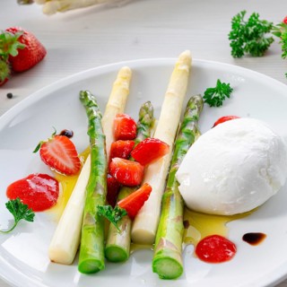 Burrata cheese with asparagus and strawberries
