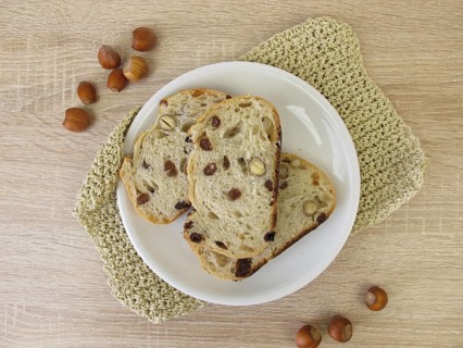 Bread with sultanas and hazelnuts