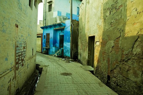 Kunj gali narrow lane, vrindavan, mathura, uttar pradesh, india, asia