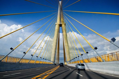 Am 24. Oktober des Jahres 2011 wurde die Brücke Manaus – Iranduba eingeweiht. Mitten im